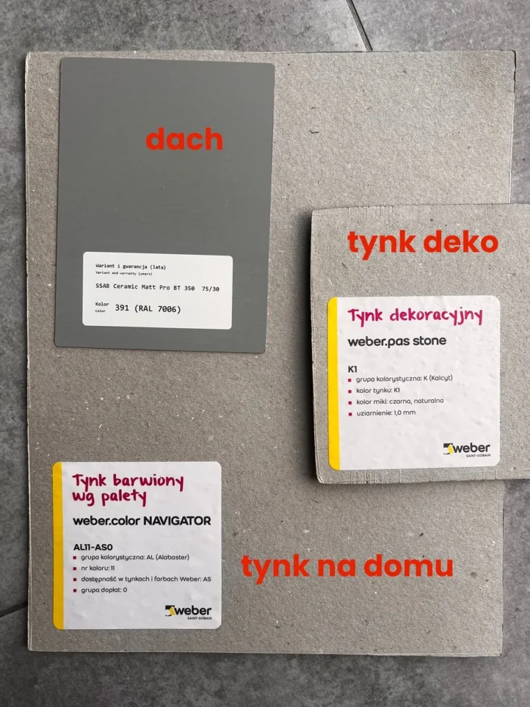 Próbki materiałów: biały tynk elewacyjny, tynk dekoracyjny mozaikowy i ciemnobrązowa blacha dachowa